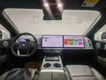 2025 Li Auto (Lixiang) L6 с пробегом 16 000 км
