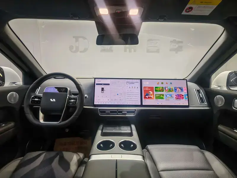 2025 Li Auto (Lixiang) L6 с пробегом 16 000 км