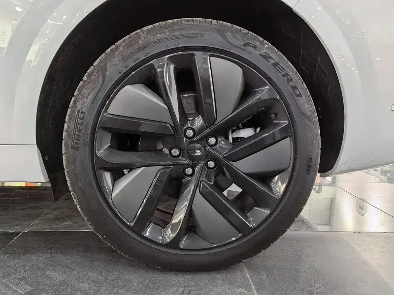 2024 Li Auto (Lixiang) L6 с пробегом 5 900 км