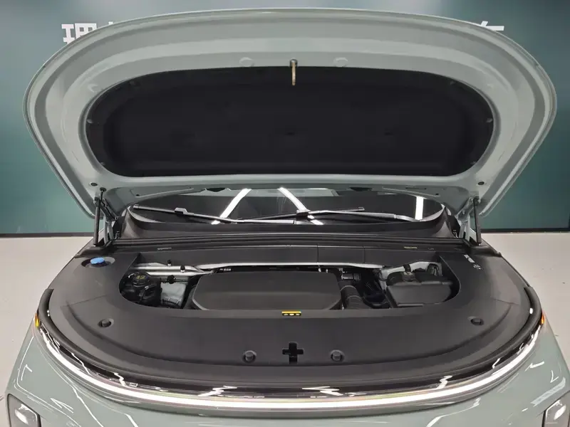 2025 Li Auto (Lixiang) L6 с пробегом 12 500 км