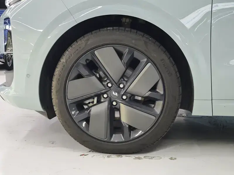 2025 Li Auto (Lixiang) L6 с пробегом 12 500 км