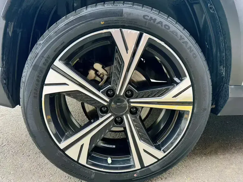 2023 Geely Atlas Pro с пробегом 35 000 км