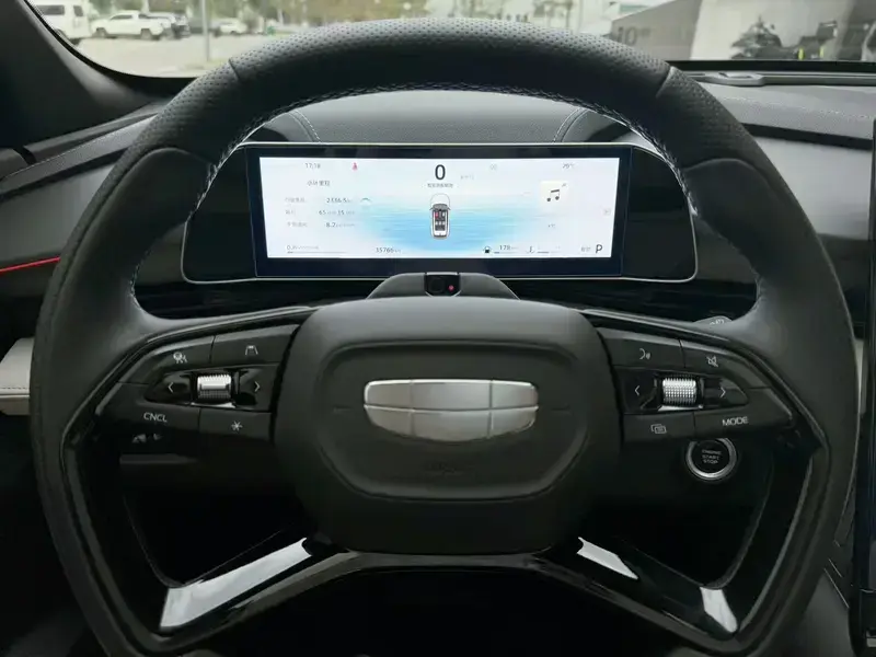 2023 Geely Atlas Pro с пробегом 35 000 км