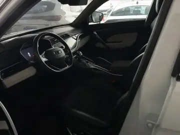 2022 Geely Atlas Pro с пробегом 30 000 км