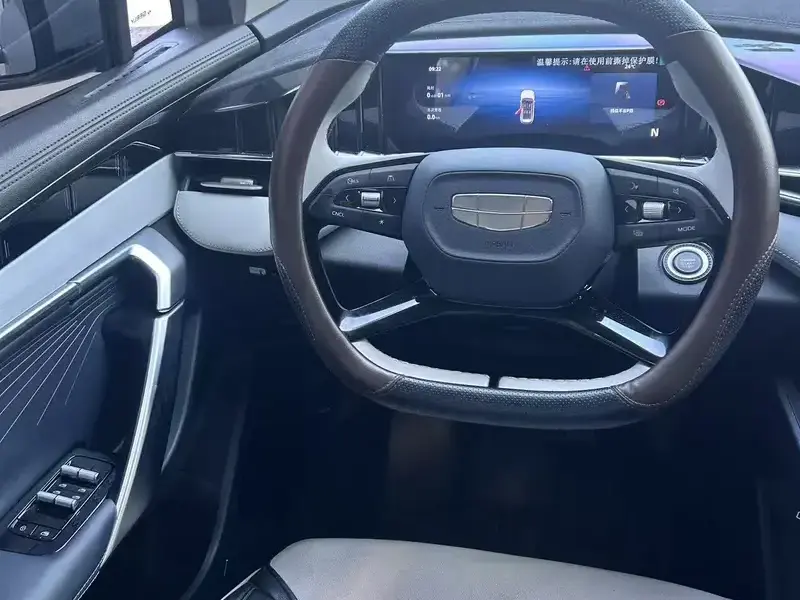 2023 Geely Boyue L с пробегом 15 000 км