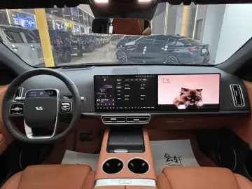 2025 Li Auto (Lixiang) L6 с пробегом 18 000 км