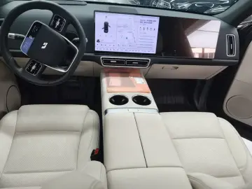 2024 Li Auto (Lixiang) L6 с пробегом 18 000 км