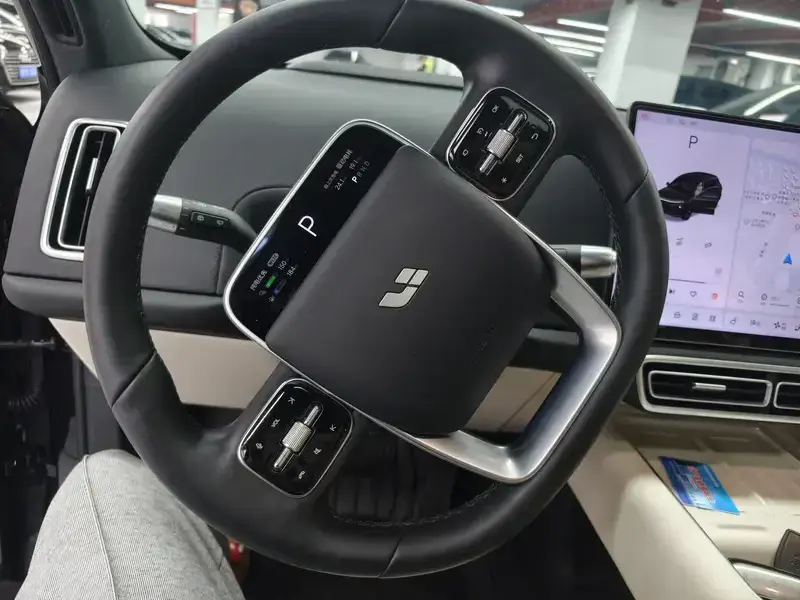 2024 Li Auto (Lixiang) L6 с пробегом 18 000 км