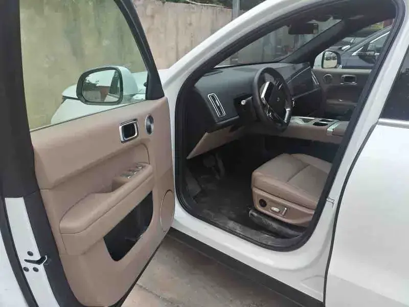 2025 Li Auto (Lixiang) L6 с пробегом 14 000 км