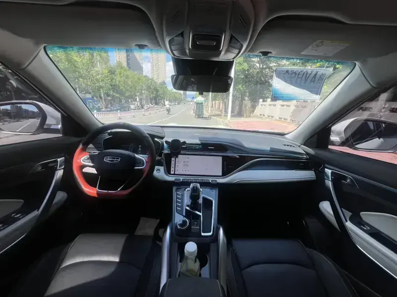 2022 Geely Atlas Pro с пробегом 72 000 км