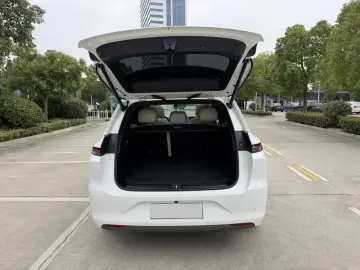 2024 Li Auto (Lixiang) L6 с пробегом 45 000 км