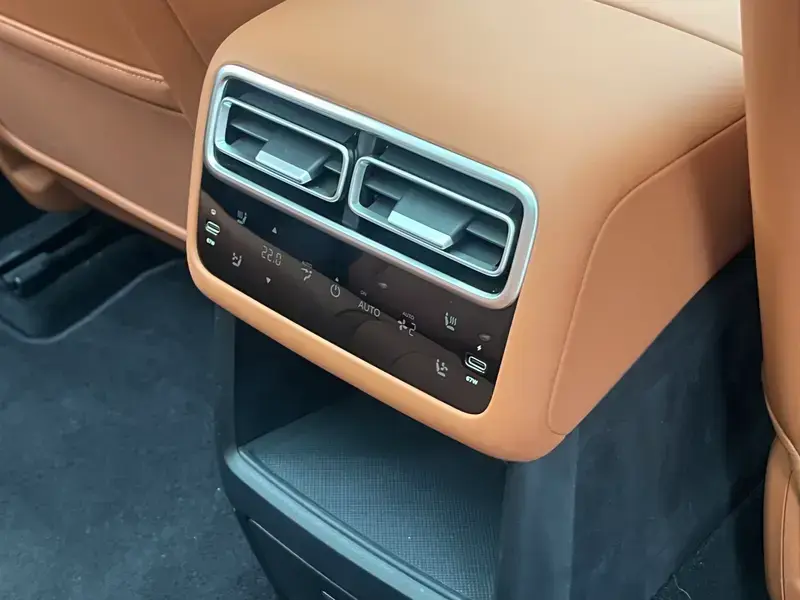2025 Li Auto (Lixiang) L6 с пробегом 12 200 км