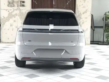 2025 Li Auto (Lixiang) L6 с пробегом 13 000 км
