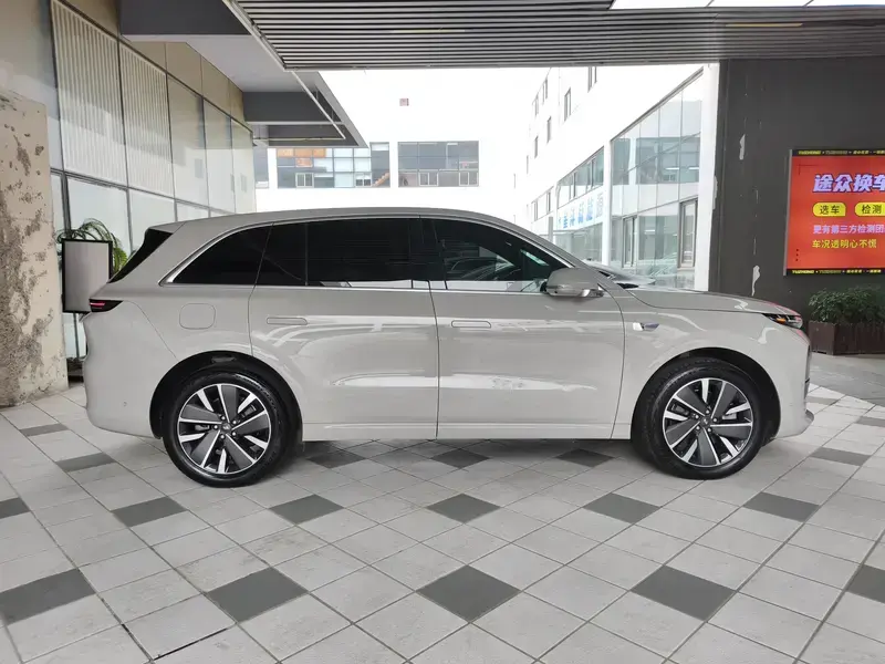 2025 Li Auto (Lixiang) L6 с пробегом 13 000 км