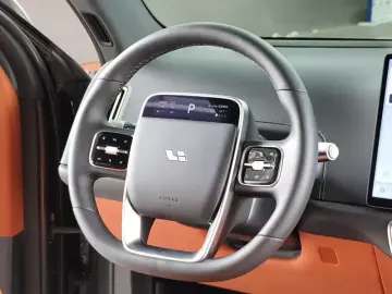 2024 Li Auto (Lixiang) L6 с пробегом 16 000 км