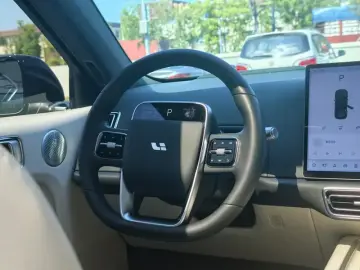 2024 Li Auto (Lixiang) L6 с пробегом 38 000 км