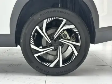 2023 Geely Atlas Pro с пробегом 25 800 км