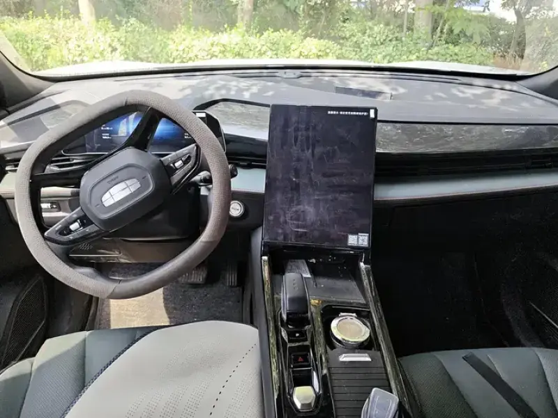 2024 Geely Atlas Pro с пробегом 16 000 км