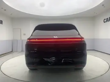 2025 Li Auto (Lixiang) L6 с пробегом 13 000 км