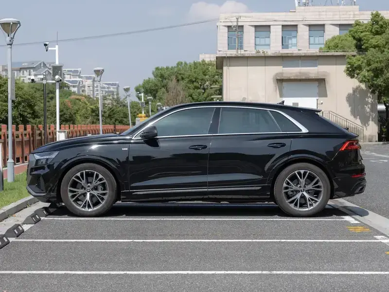2023 Audi Q8 с пробегом 33 000 км