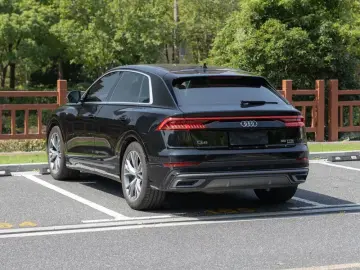 2023 Audi Q8 с пробегом 33 000 км