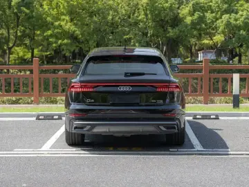 2023 Audi Q8 с пробегом 33 000 км