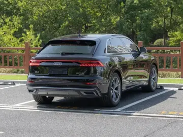 2023 Audi Q8 с пробегом 33 000 км