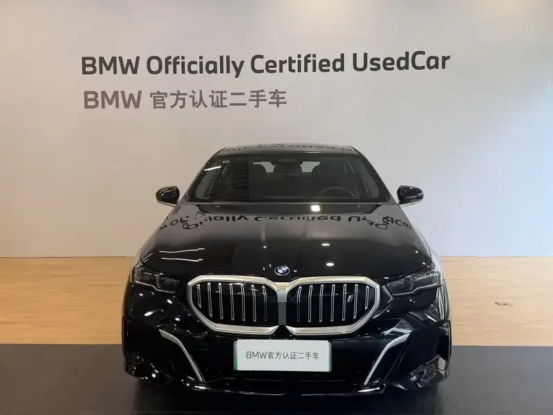 2025 BMW i5 с пробегом 15 000 км