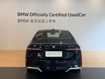 2025 BMW i5 с пробегом 15 000 км