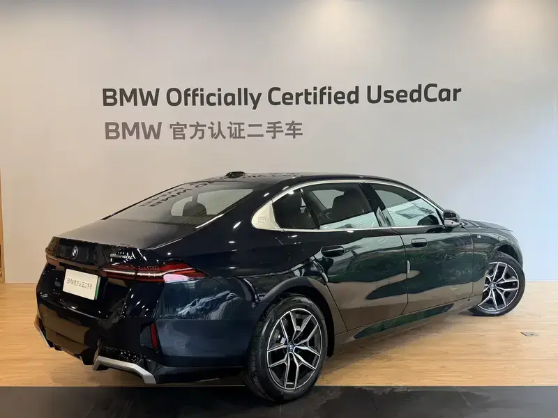 2025 BMW i5 с пробегом 15 000 км