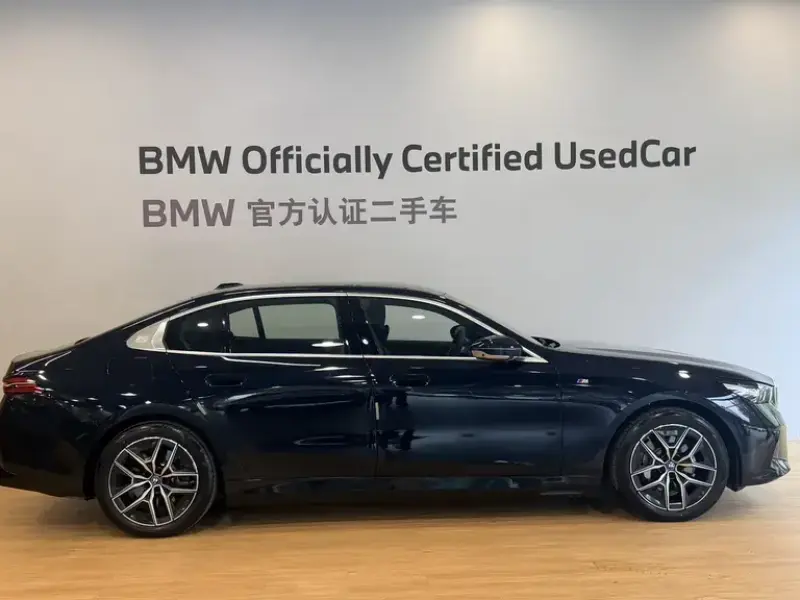 2025 BMW i5 с пробегом 15 000 км