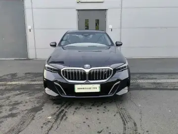 2025 BMW i5 с пробегом 13 300 км
