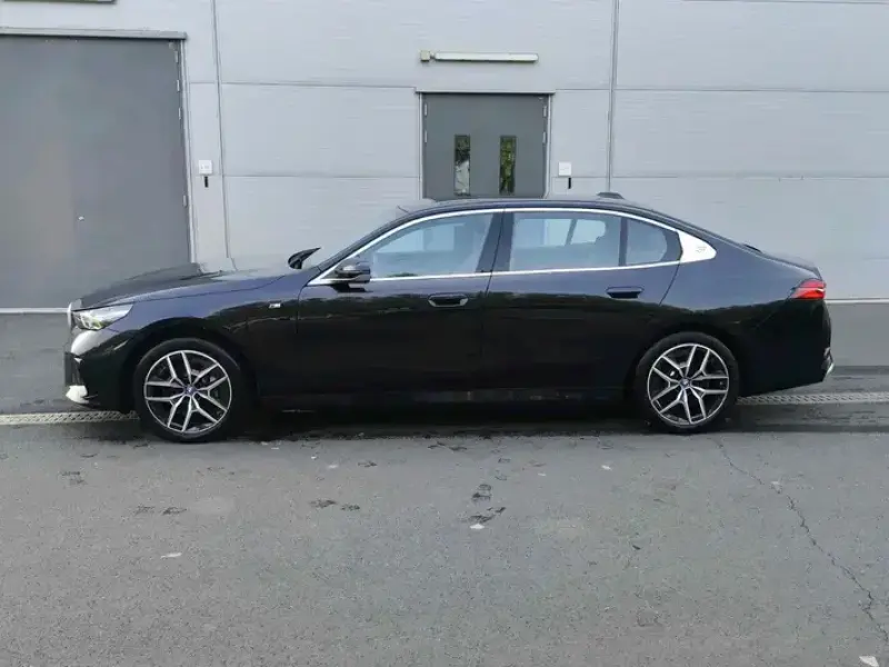 2025 BMW i5 с пробегом 13 300 км