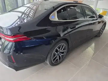 2025 BMW i5 с пробегом 19 000 км