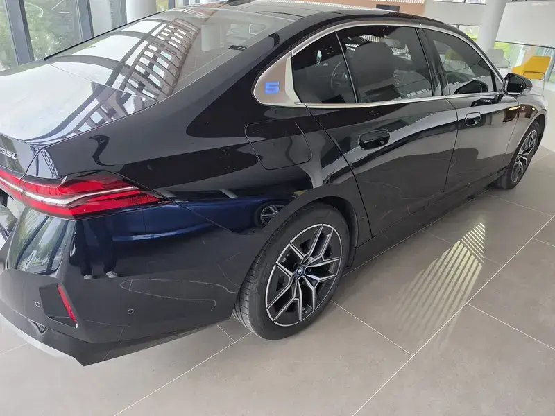 2025 BMW i5 с пробегом 19 000 км