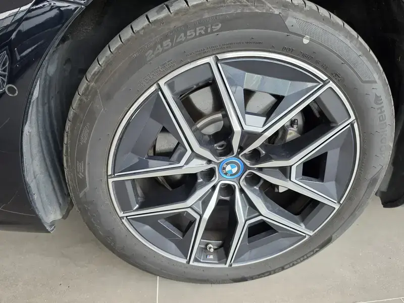 2025 BMW i5 с пробегом 19 000 км