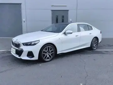 2025 BMW i5 с пробегом 22 500 км