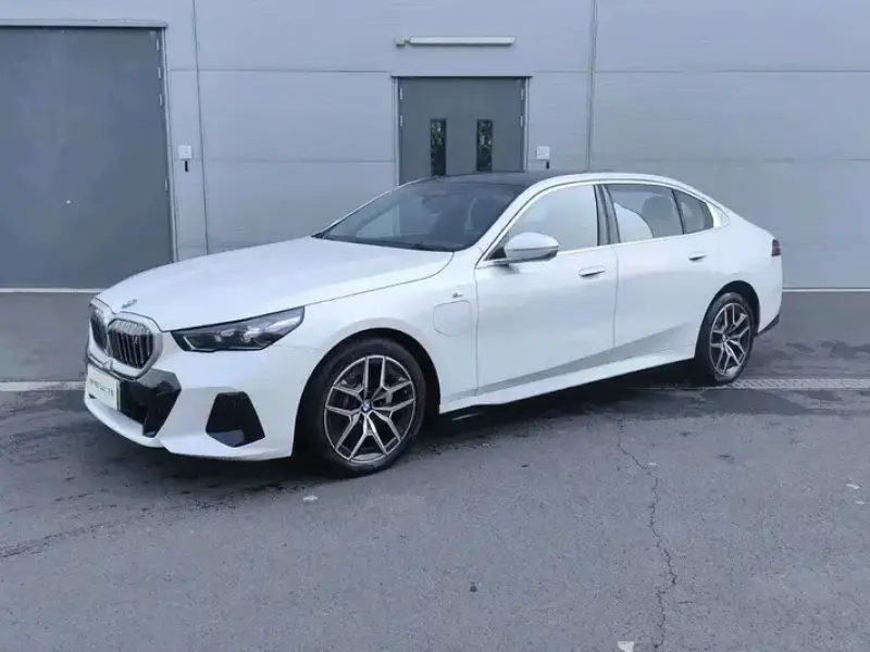2025 BMW i5 с пробегом 22 500 км