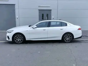2025 BMW i5 с пробегом 22 500 км