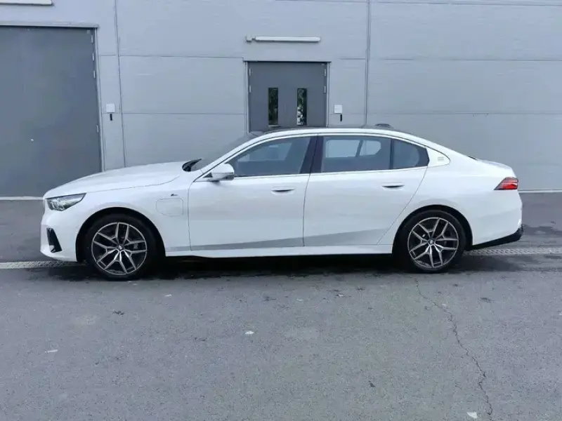 2025 BMW i5 с пробегом 22 500 км