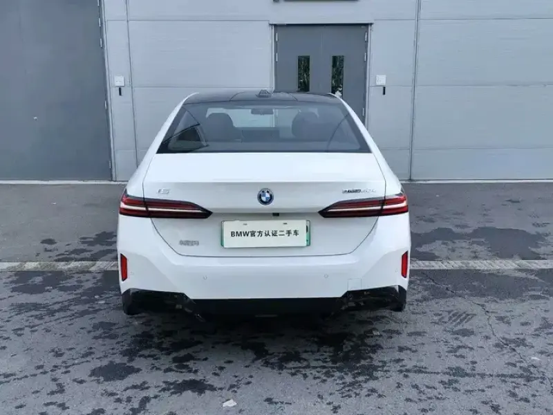 2025 BMW i5 с пробегом 22 500 км