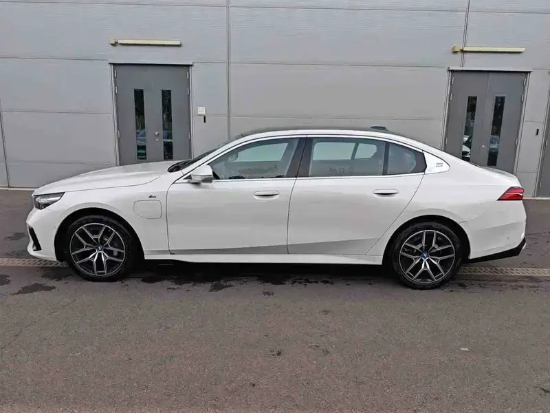 2024 BMW i5 с пробегом 15 000 км