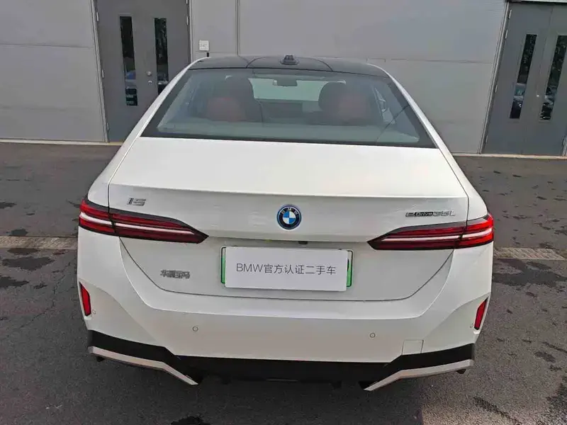 2024 BMW i5 с пробегом 15 000 км