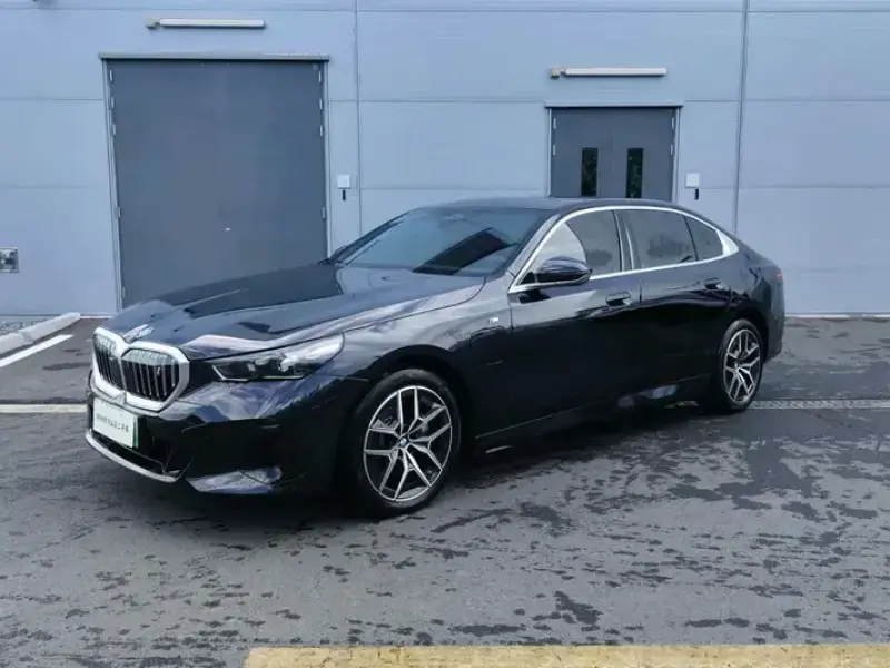 2025 BMW i5 с пробегом 9 000 км