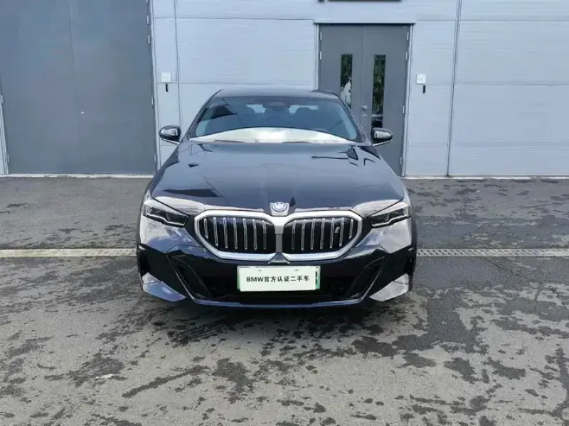 2025 BMW i5 с пробегом 9 000 км