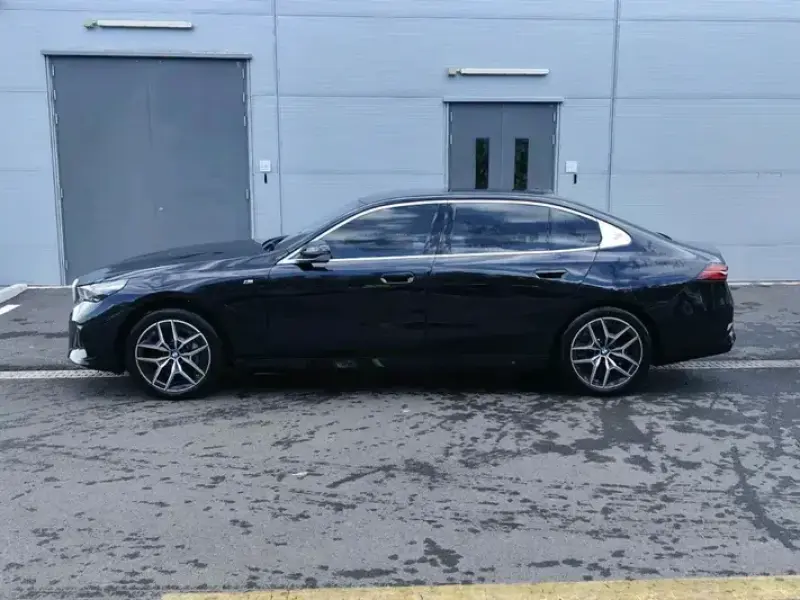 2025 BMW i5 с пробегом 9 000 км