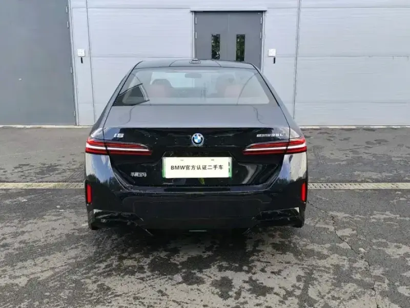 2025 BMW i5 с пробегом 9 000 км
