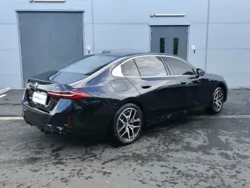 2025 BMW i5 с пробегом 9 000 км