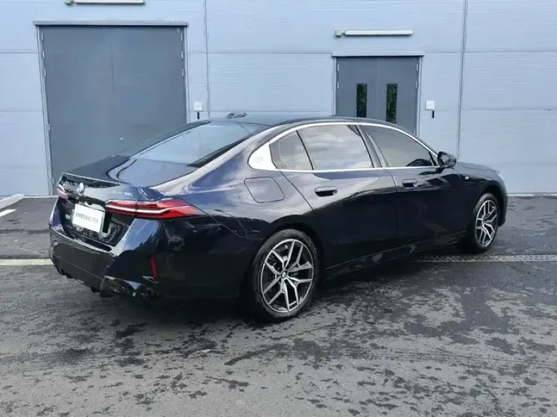 2025 BMW i5 с пробегом 9 000 км