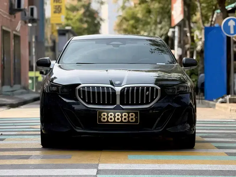 2024 BMW i5 с пробегом 43 000 км